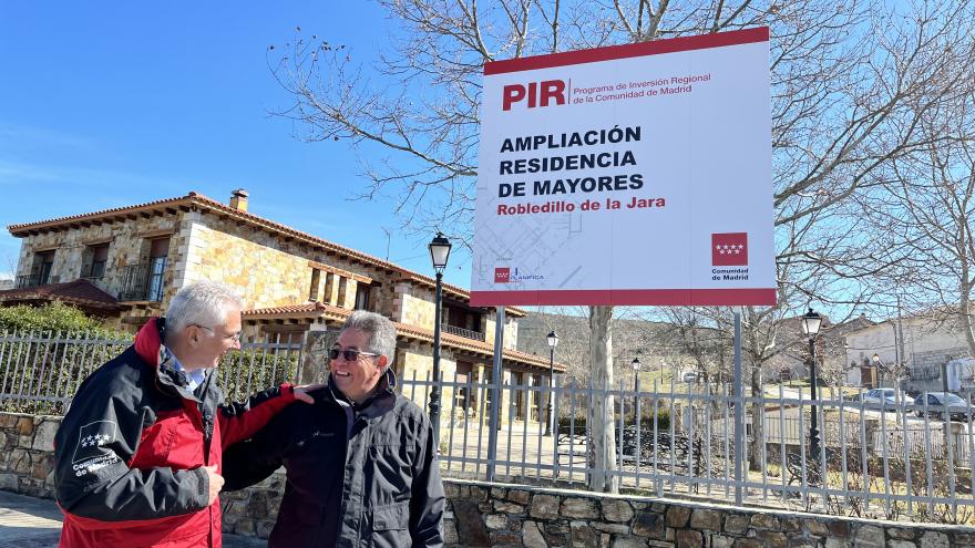 El consejero visitando Robledillo de la Jara