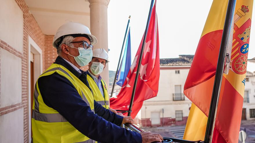 Carlos Izquierdo durante su visita al nuevo Ayuntamiento de Tielmes