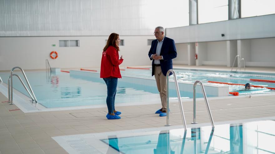 Carlos Izquierdo y la alcaldesa de Getafe, Sara Hernández, en un momento de la visita al complejo deportivo San Isidro