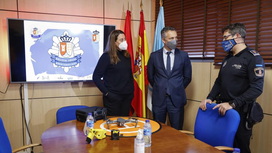 El viceconsejero junto a la alcaldesa escuchando las explicaciones de un policía