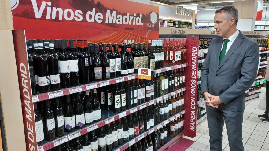 El consejero recorriendo los pasillos del supermercado donde se exponen los productos de Madrid