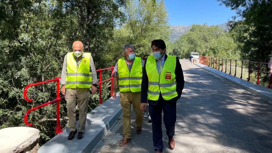 El consejero junto con los otros asistentes caminando por encima del puente
