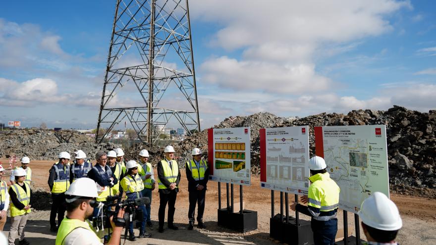 David Pérez durante su visita a las obras de ampliación de la línea 3 de Metro