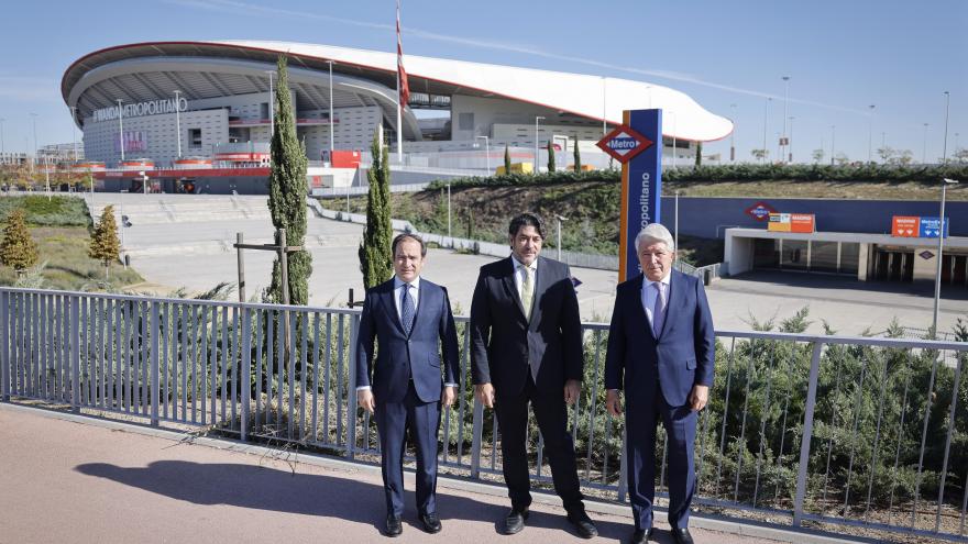 El consejero David Pérez junto al presidente del Atlético de Madrid y al concejal del Ayuntamiento de Madrid