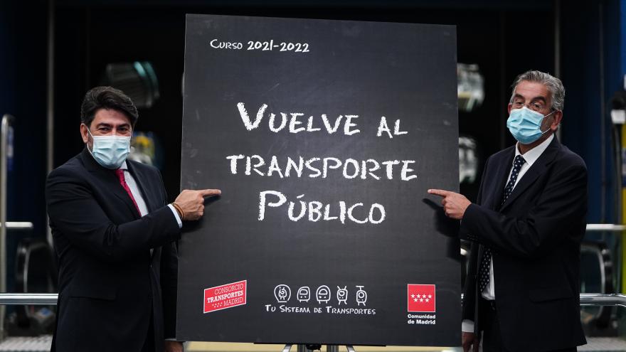 El consejero sujeta un cartel donde pone Vuelve al Transporte Público con letra y estética de pizarra