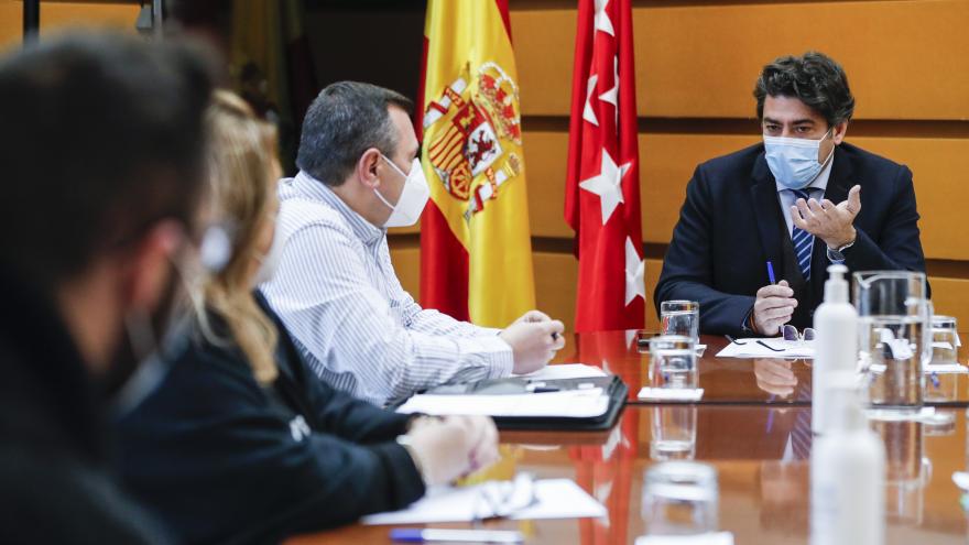 David Pérez durante su reunión con los vecinos de San Fernando de Henares