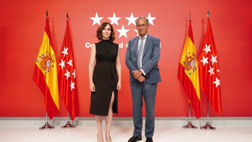 La presidenta junto a Enrique Ossorio posando de pie