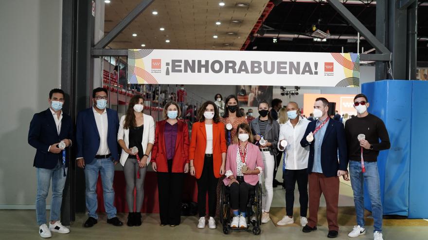 Foto con algunos de los deportistas olímpicos de la presidenta y la consejera de deportes
