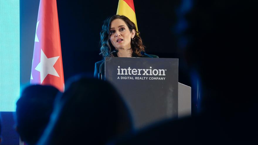 La presidenta interviniendo en el atril