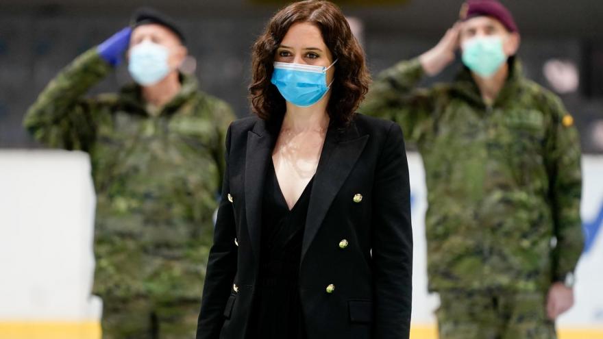 Isabel Díaz Ayuso durante la clausura del Palacio de Hielo de Madrid como recinto para acoger a fallecidos del covid19