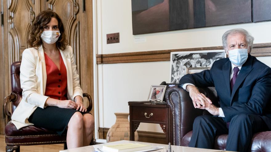 La presidenta sentada al lado del secretario general de la Organización de Estados Americanos, Luis Almagro