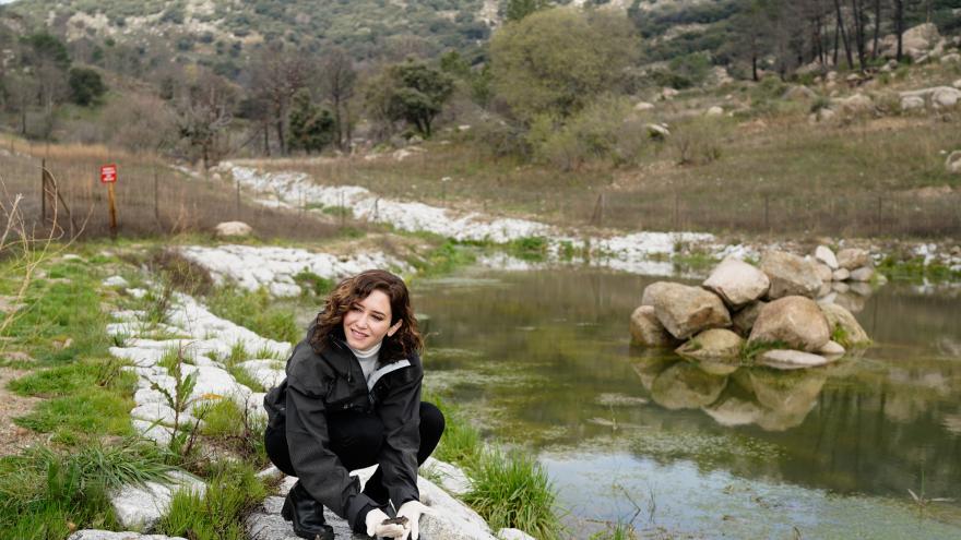 Isabel Díaz Ayuso durante su visita a la antigua presa de La Alberca