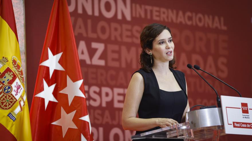 La presidenta interviniendo en el atril