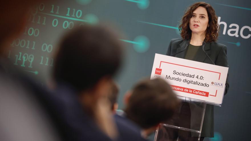 La presidenta interviniendo en el atril