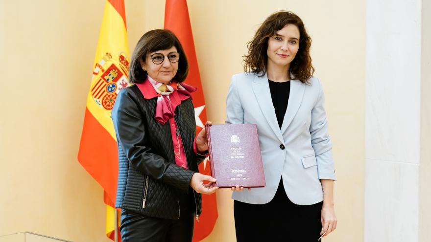 La presidenta junto a la representante de la institución recibiendo la memoria