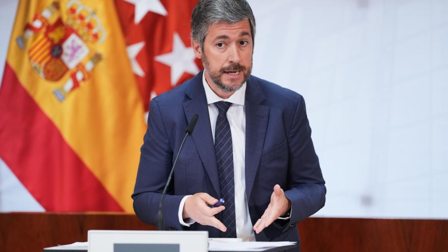 El portavoz Miguel Ángel García Martín atiende a los medios de comunicación desde la Asamblea