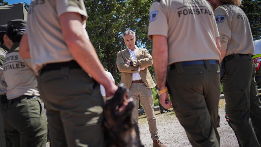 El consejero Carlos Novillo con las unidades caninas de Agentes Forestales