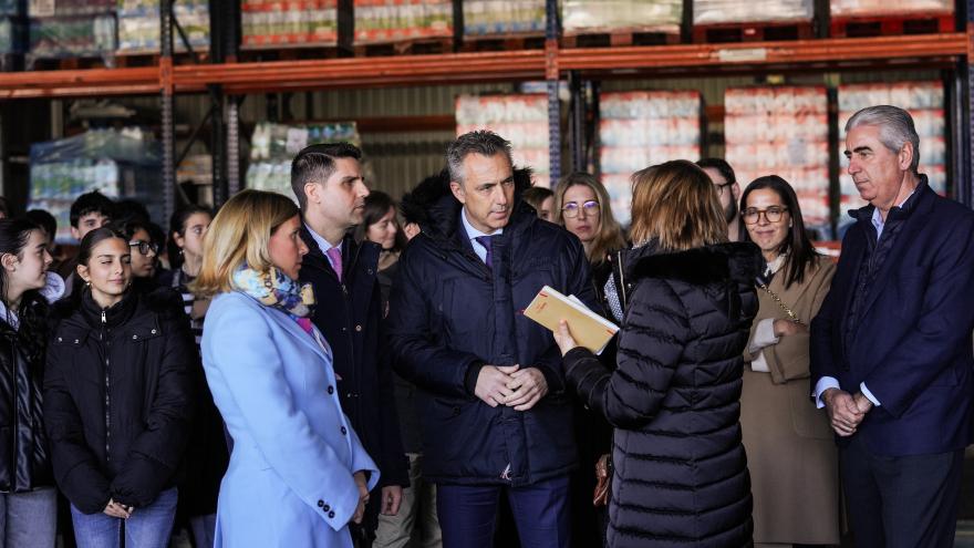 Los consejeros Emilio Viciana y Carlos Novillo durante su visita a una de las actividades del programa de Economía Circular 