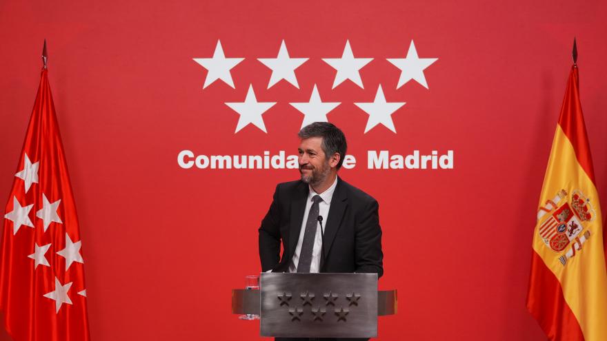 El portavoz Miguel Ángel García Martín atiende a los medios de comunicación desde la Real Casa de Correos