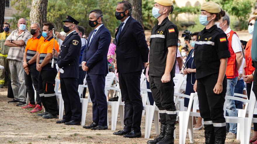 el consejero junto a miembros de Protección Civil, Guardia Civil y de la Brigada Forestal