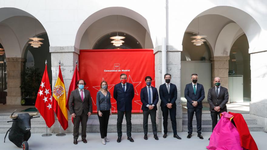 Los principales representantes posando con el fondo de la Comunidad de Madrid