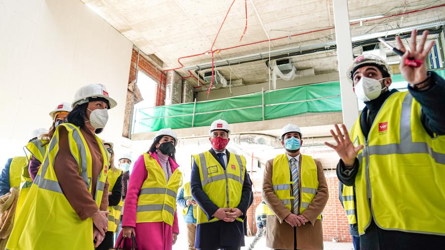 El consejero junto otros asistentes escuchando las explicaciones del responsable de las obras