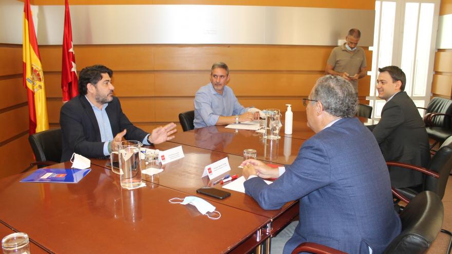 Enrique Ossorio y David Pérez durante la reunión en la que han abordado los retos de la juventud en el acceso a la vivienda