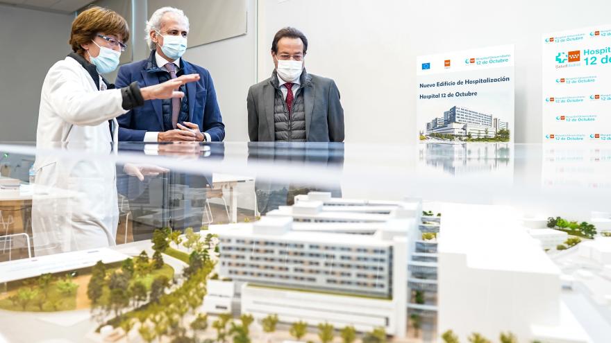 El consejero mirando la maqueta de lo que será el hospital con la reforma realizada