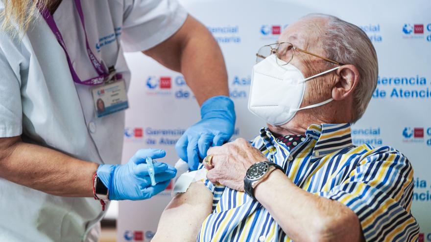 Persona mayor recibiendo la vacuna de la gripe