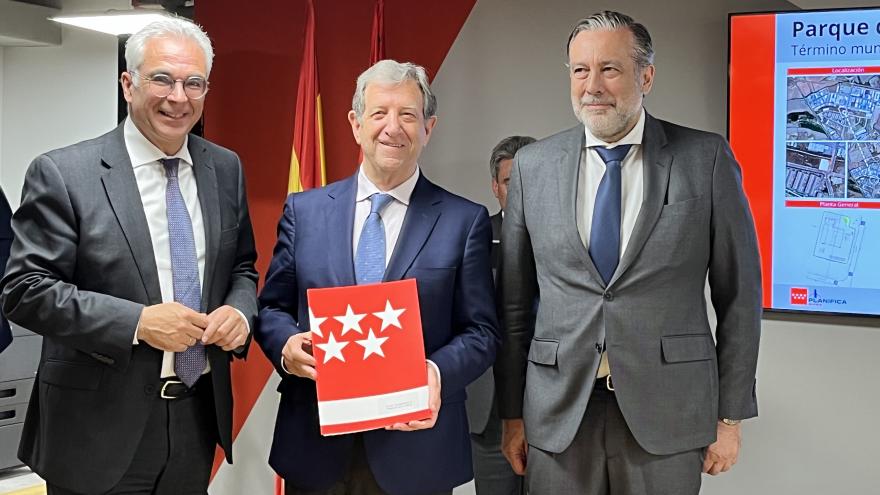 The councilors together with the mayors whose municipalities will benefit from the measure