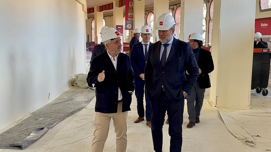 El consejero recorriendo las instalaciones