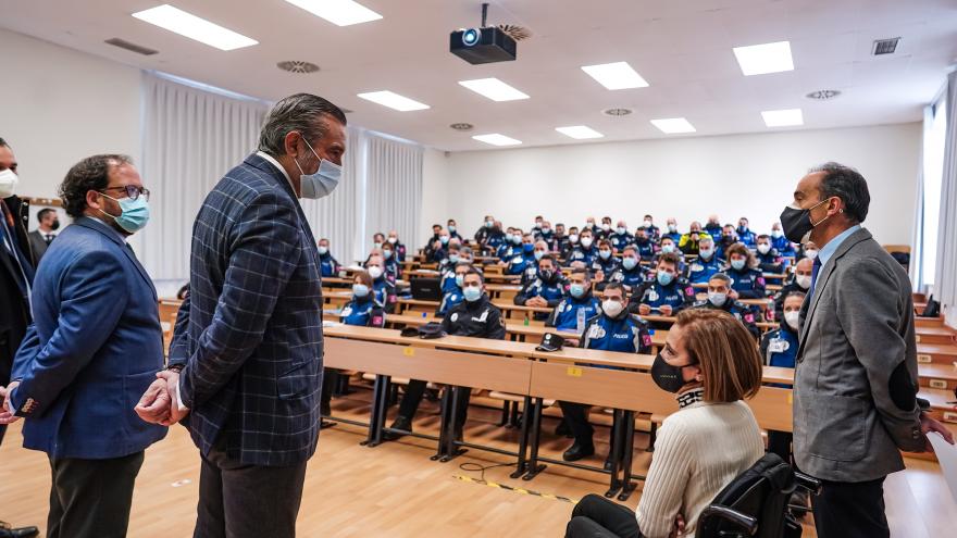 El consejero en una de las clases de formación