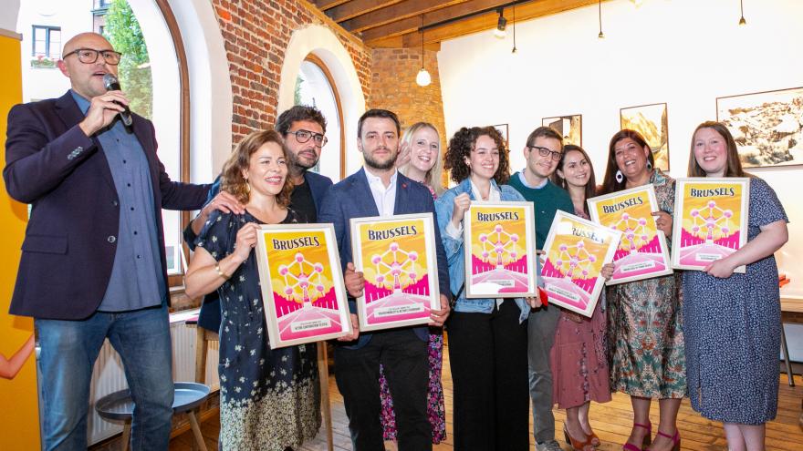 Representantes de la Comunidad de Madrid muestran los premios europeos al Cané Jóven