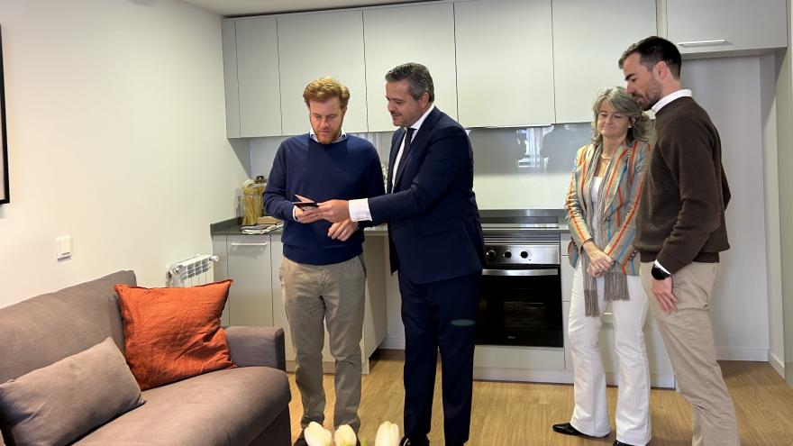 El consejero Jorge Rodrigo durante su visita a una promoción de pisos de alquiler asequible en el Ensanche de Vallecas