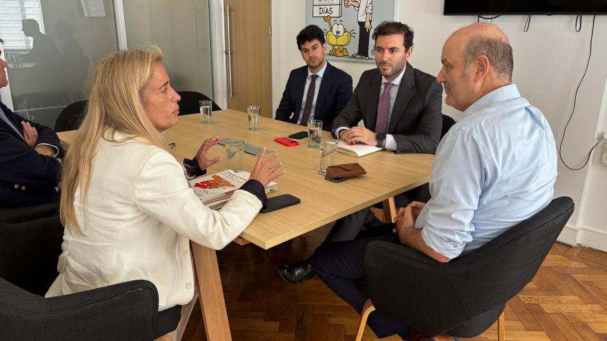 La consejera Rocío Albert durante la reunión con el ministro de Desregulación y Transformación del Estado de Argentina