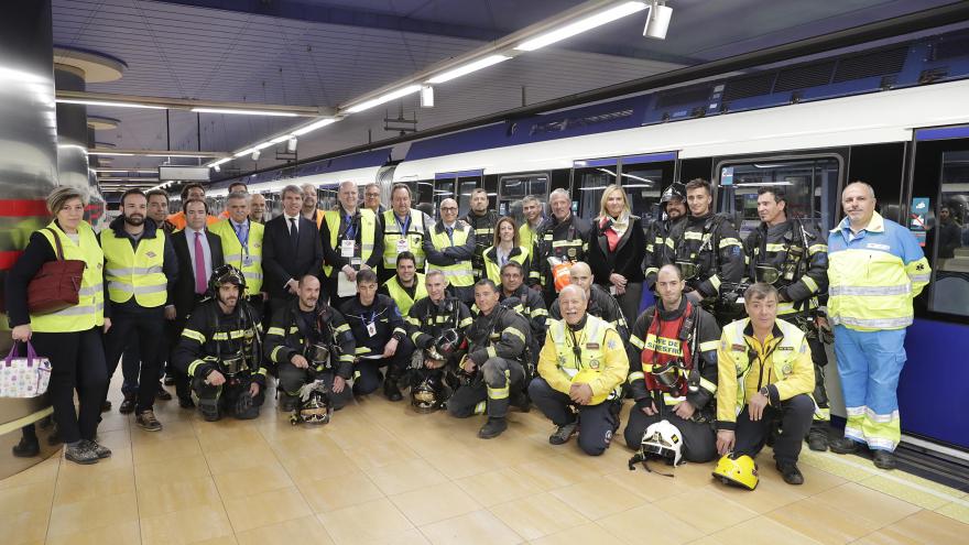 Ángel Garrido en un simulacro de incendio de metro en la estación Tres Olivos 