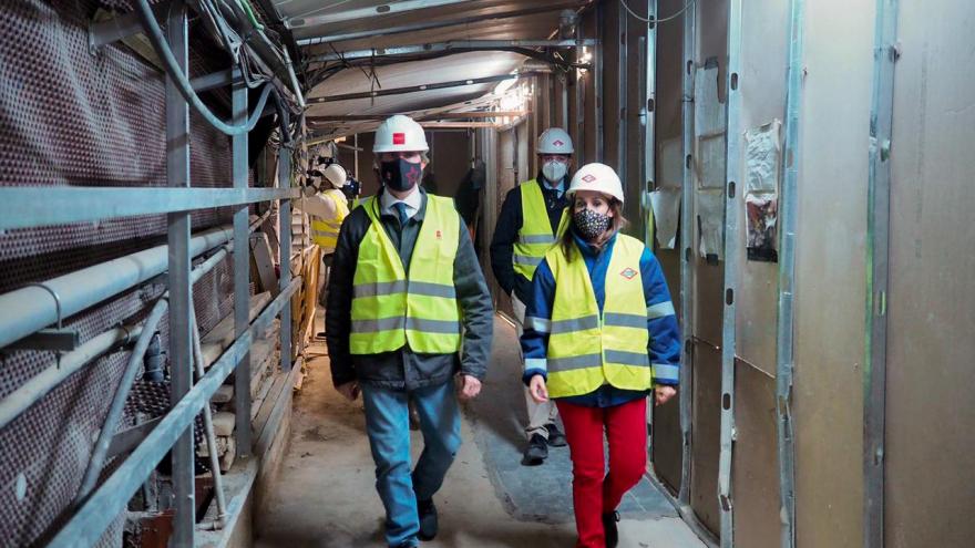 Ángel Garrido durante la visita a las obras de modernización y accesibilidad de la estación de Príncipe de Vergara