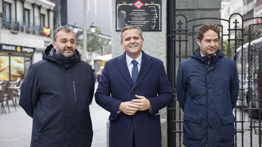 El consejero Jorge Rodrigo en la estación de Metro de Gran Vía