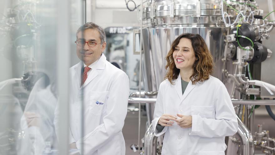La presidenta Isabel Díaz Ayuso durante su visita a la planta biotecnológica de Pfizer