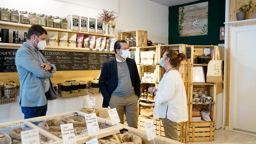 Javier Fernández-Lasquetty, durante su visita a la tienda El Granel de la Dehesa, 