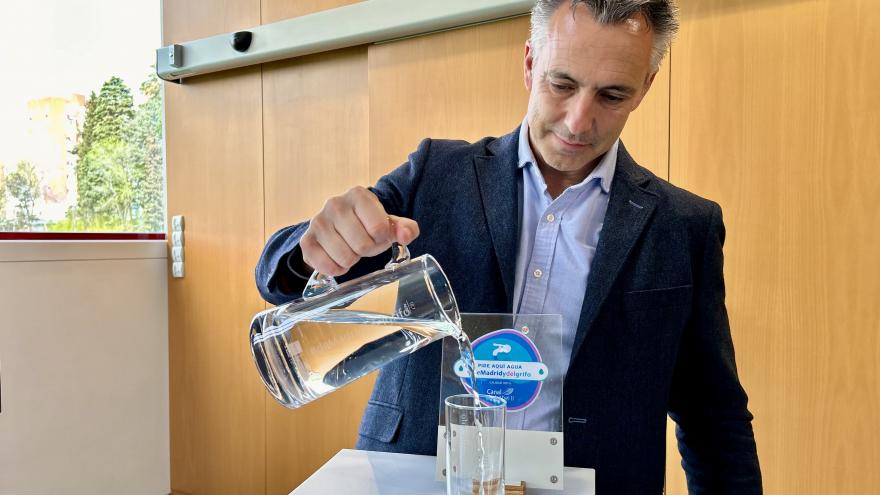 El consejero Carlos Novillo en el laboratorio central de Canal de Isabel II
