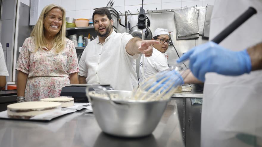 Rocío Albert visita la pastelería La Oriental y presenta el programa Comercios con Solera 3