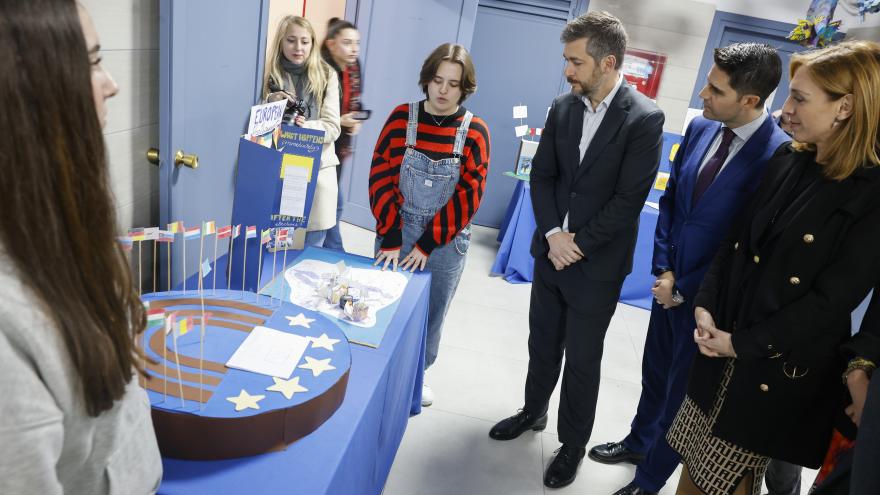 Los consejeros Miguel Ángel García y Emilio Viciana en el Instituto de Educación Secundaria Parque de Lisboa