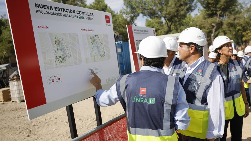 El consejero Jorge Rodrigo durante su visita a las obras de construcción de la futura estación de Metro de Comillas
