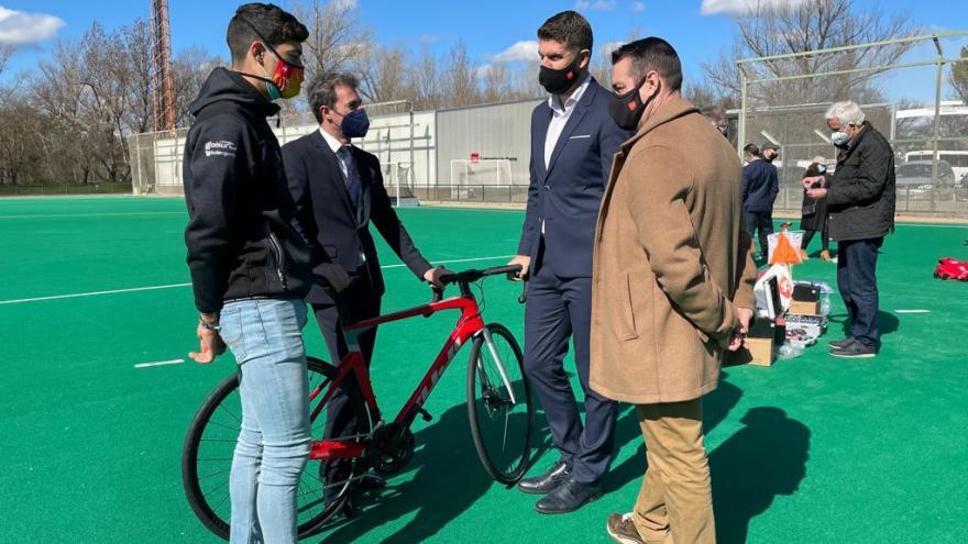 The Community of Madrid delivers new sports material to 27 federations for their centers and programs