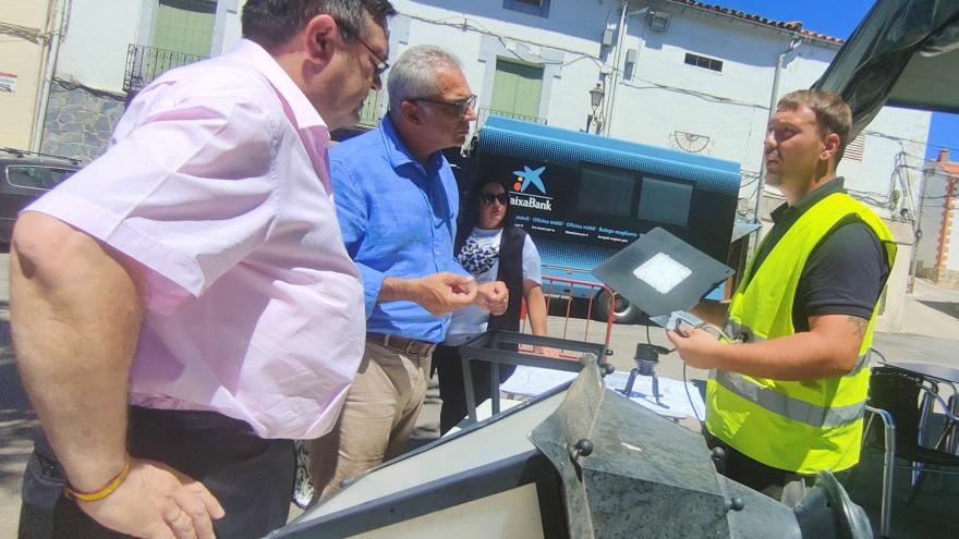 El consejero de Administración Local y Digitalización del Gobierno regional, Carlos Izquierdo, durante su visita a Brea de Tajo