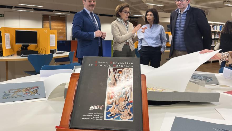 El consejero Mariano de Paco Serrano visualiza las ilustraciones de El Quijote de Enrique Herreros de la Biblioteca Regional
