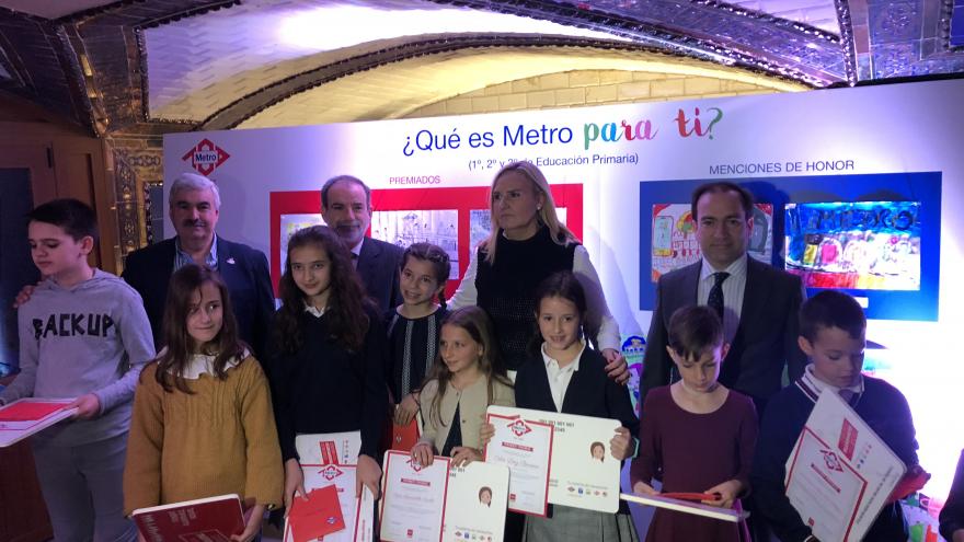 Rosalía Gonzalo entregando los premios del concurso de dibujo infantil ‘¿Qué es Metro para ti?’