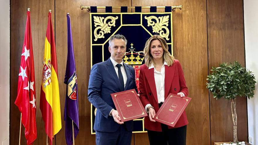 El consejero Carlos Novillo durante la firma del convenio de adhesión de Pozuelo de Alarcón al Portal del Suelo
