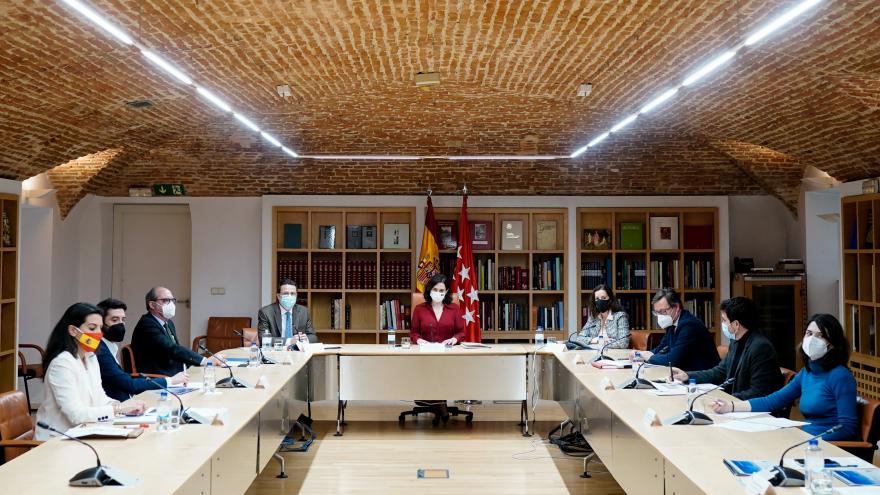 Isabel Díaz Ayuso se reúne con los grupos parlamentarios para presentarles la estrategia para la reactivación